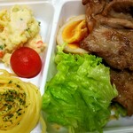 アイル - チキンのトマト煮弁当なのに、主役級のオーラを放つ豚の生姜焼き