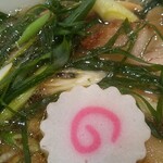 中華そば カドヤ食堂 - つけ汁の中の長ネギにナルト