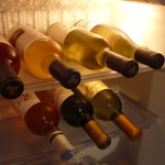 古守宿一作 - 冷蔵庫の中に冷やしたワインが沢山入っています。