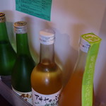 古守宿一作 - お酒専用の冷蔵庫が、ワインセラーとは別に全部で3つ