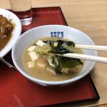さか本そば店 - 御御御付けには豆腐、ワカメ、大根、キャベツと野菜たっぷり（しかも煮詰まって味が濃いｗ）