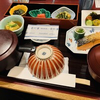 中之島なだ万 - いつもは一杯しかご飯を食べないのですが、おひつから二杯目をいただきました