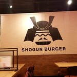 ラーメン酒場 秋葉原拉麺劇場 - SHOGUN BURGERとの間に仕切りが…