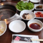 Yakiniku Riki - セットのごはん、ナムル、サンチェ