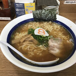 ８番らーめん - 中華麺530円 +大盛180円