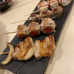 Hakata Kushiyaki Kushimaro - 勝手串 カマンベールベーコン(¥300)・野菜捲き串 紅生姜豚捲き(¥250)・野菜捲き串 しそ豚捲き(¥250)・豚串 豚バラ(¥220)