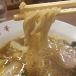 彩華ラーメン - 麺はこんな感じ