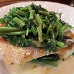 天然スズキと野草、ブールブランソース　