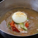 やまかわ - <ひんやり涼しい冷麺>夏にぴったりの甘酸っぱい冷麺、太めのシコシコ麺をチュルりと♪