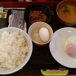 なか卯 - 生たまご朝定食(ご飯大盛)豚汁変更＆牛小鉢＆目玉焼き