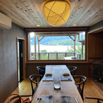 徳山鮓 - ゆったりと寛げる大きな一枚板のテーブルがお迎えしてくれました。目の前は神秘の湖・余呉湖！