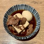 肉豆冨とレモンサワー 大衆食堂 安べゑ - 肉豆腐煮玉子入り（黒） ¥499