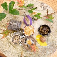 柚木元 - あけび、子持ち鮎甘露煮、マコモダケきんぴら、ムラサキアンズタケ胡麻和え、クロカワおろし醤油、アイシメジ、栗の甘露煮