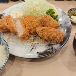 Tonkatsu Kagurazaka Sakura - ・桜山豚ロースカツ定食1364円(税別)★平日お得ランチ値段です。    ※ご飯・シジミ汁・キャベツはおかわり自由です＾＾ ・牡蠣フライ単品２つ@290円×2(税別)