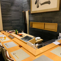 仁 - ☆店内はカウンター席が８席とテーブル席が２室。天井が高くとても高級感がある。