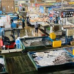 Jin - ☆ 下関唐戸市場。フグの水揚げは日本一である。
      大堀氏は下関の唐戸市場であがる魚にこだわり、毎日下関から空輸便で新鮮なネタが送られてくる。