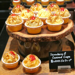 ザ・テラス - 苺とカスタードのクレープ＠もっちりとしたクレープとたっぷり溢れる生クリームとカスタード。シンプルに美味しい