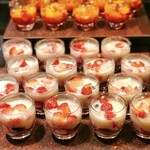 ザ・テラス - 豆乳とココナツのスープ 苺と白玉添え＠ふっくらとした大粒の黒豆がみごとな煮具合！白玉3個と苺