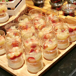 ザ・テラス - 白胡麻のパンナコッタ 苺と桃のソース＠白ごまの滑らかパンナコッタと桃のソースが渾然一体。なんとなく中華デザートぽい