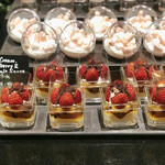 ザ・テラス - チョコレートクリーム 苺とパッションフルーツのソース＠パッションフルーツソースの酸味と種の食感。チョコだけどさっぱり