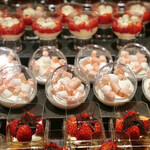 ザ・テラス - イーメントス＠メレンゲと生クリームといちごで作るイギリスの初夏のデザート。クリームたっぷりのパブロヴァのよう