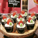 ザ・テラス - 苺とクランベリーのティラミスマスカルポーネにクランベリーと重量感あるカスタード