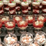 ザ・テラス - 苺とモッツアレラのサラダ タイム風味＠フルーツトマト入り。モッツァレラの塩気が苺の甘さを引き立てる