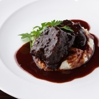 柔らかく奥深い味わいの『山形牛頬肉の赤ワイン煮込み』