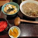 真打 - 蕎麦御膳(そば･うどん二枚か温かいたぬきそば･うどん付き) ミニ親子丼とたぬきそばのセット1000円税込、つぼ漬けと親子丼用の紅しょうが別添えで付いてきた。