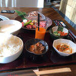 Yakiniku Toraji - 焼肉御膳2,000円です。真ん中にスムージーが配置。
                        
                        
                        白いスープは淡白なお味でした。