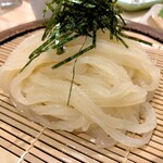 Buzen Urau Chikai Udon Sakaba Saru Xu - 【モチモチ×ギュイーン！】キラキラ半透明な麺は独特なな食感