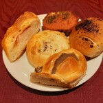 ロビンソン キタハマ - 食べ放題のパン2皿目（反対側から）、中央はきのこ入りベシャメルにチーズを合わせたきのこクリームパン、右端はカリッとした塩パンにチョコの甘味がハマる塩チョコパン