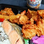 Hokkahokka bentou mampuku tei - 2020年7月　からあげ弁当+DX+鮭+ご飯大盛り。もも肉がこんなにうまいとは！概念が変わりました！