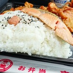 Hokkahokkabentoumampukutei - 2020年7月　からあげ弁当+DX+鮭+ご飯大盛り。ご飯大盛りは結構な量です。350ｇくらいあるかな～