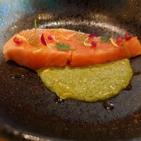 Bistro Sifflet - 前菜:サーモンのマリネ 大葉のレムラード✨可憐な見た目♪ピンクペッパーも素敵！水滴に見えるのはオイルです꒰⑅ᵕ༚ᵕ꒱˖