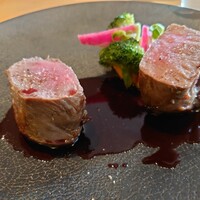 Bistro Sifflet - メイン:和歌山県古座川本州鹿のロースト ポルトソース✨付け合わせはマッシュしたかぼちゃ、生の赤芯大根にボイルしたブロッコリー♪鹿が柔らかいので歯ごたえのある野菜がより美味しい！