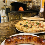 SOLO PIZZA Napoletana da Gennaro - サルシッチャボリューム満点