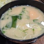 豚丼 じゅじゅ庵 - ワカメと厚揚げのお味噌汁