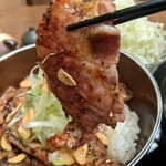 豚丼 じゅじゅ庵 - 香ばしく焼き上げられたお肉