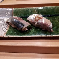 鮨 石島 - (左)しめ鯖、(右)鰺