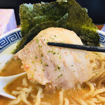 からみそラーメン ふくろう - 熱いスープにバラチャーシューの脂が溶けていい感じ