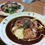 ヴィレッジ 432 - トロトロオムライス、ソーセージ乗せ(デミグラスソース)780円 サラダ100円