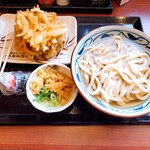 丸亀製麺 - ランチセット　かけうどん大盛り、かき揚げ、明太おにぎり。