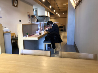 らーめん屋 鳳凛 - 店内をパシャ
平日の１１時半