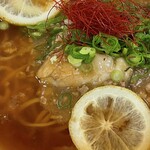 Kodani Sabisueria No Borisen Sunakku Konafudo Kona - 牡蠣と広島レモンのサンラー湯麺