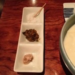 和酒BAR風雅 - 汲み上げ豆腐の薬味:塩、青唐辛子、網エビの燻製