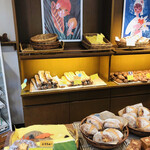 Komu Shinowa - 店内は手前がパン、レジ前がスイーツ、奥がカフェになっています。
