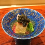 寿し道 桜田 - 長万部の北寄貝に桃かぶ、木津川の菜の花、自家製キャビアを乗せベルガモットのジュレ