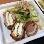 ポップコーン - ①チーズ&肉、ソーセージ&肉のはさみ揚げ、ゴボウサラダなど