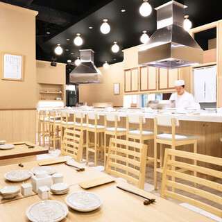 落ち着いた雰囲気の店内、